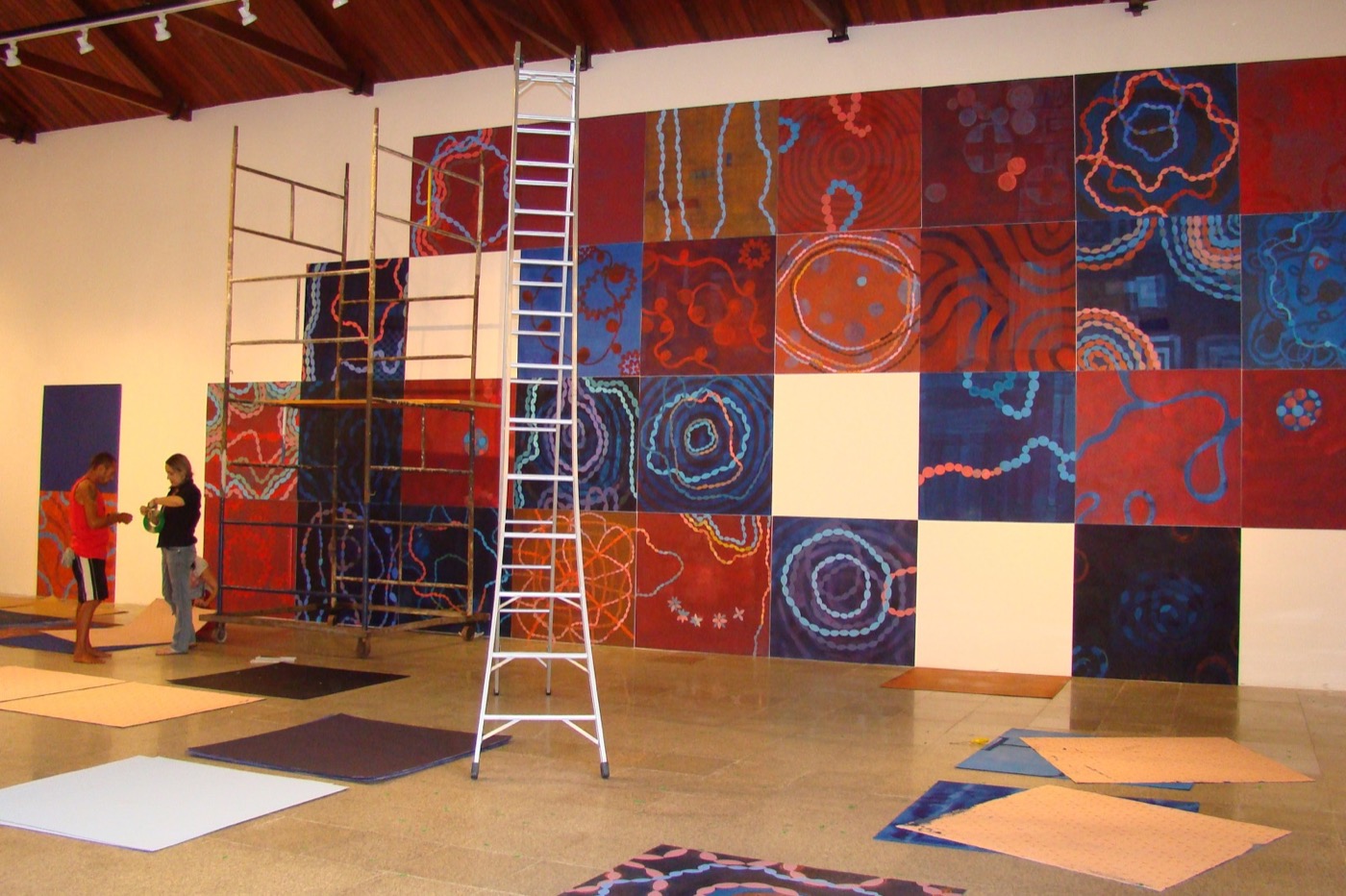 Processo de montagem de exposição com painéis e escada