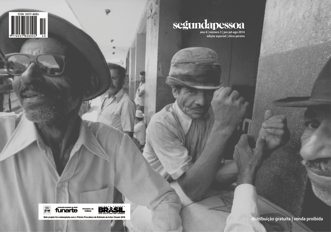Registro de peça têxtil em contexto expositivo